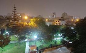 Frente a hermoso Parque Pueblo Libre